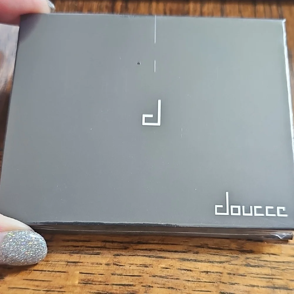 Doucce NWOT SEALED Eyeshadow Palet.